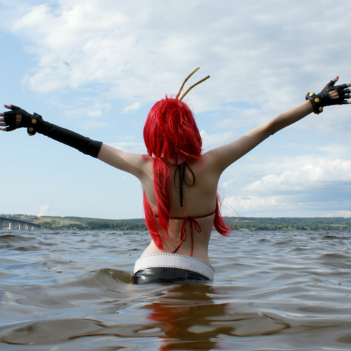 Yoko Littner Gurren Lagann cosplay by Neka-Chi – confetti canon blast