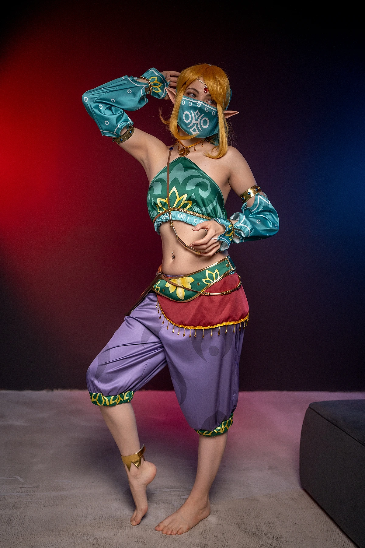 Gerudo Link cosplay balancing on one foot with veil mask