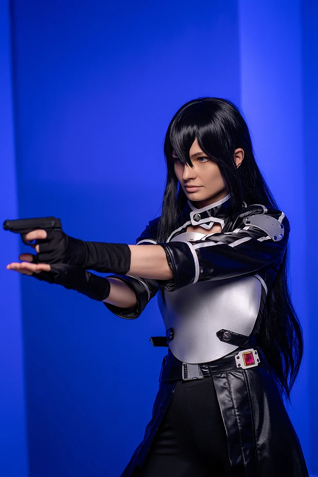 Kirito GGO cosplay aiming pistol extended arms combat stance