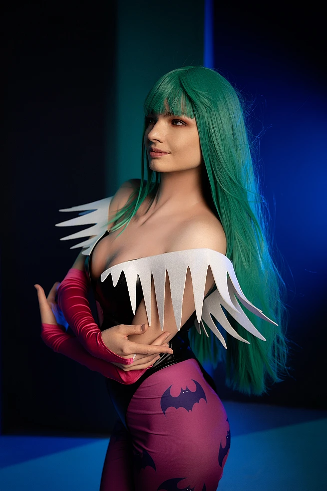 Morrigan Aensland cosplay close side profile, blue highlights in green hair, white collar detail, glossy bodysuit