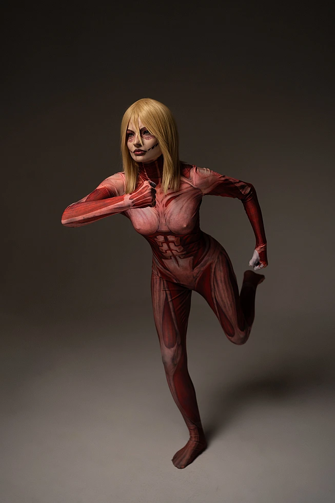 Female Titan cosplay running pose, Annie Leonhart high knee drive, anatomical muscle bodysuit, sprint AOT cosplay