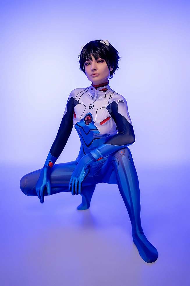 trap Shinji Ikari cosplay low crouch pose, blue bodysuit, bent leg stance, violet-blue studio lighting, anime trap photography