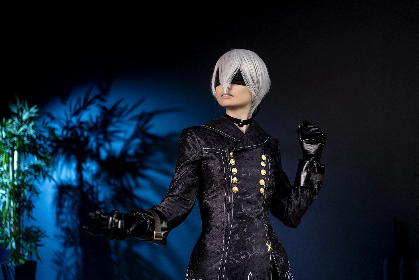 9S cosplay wearing black visor blindfold and white wig, blue rim light portrait in YoRHa coat.